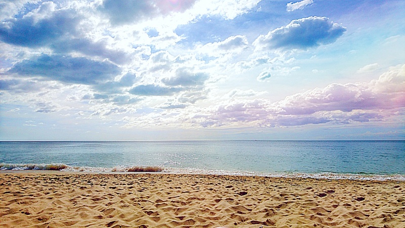 Plage avec un beau ciel nuageux