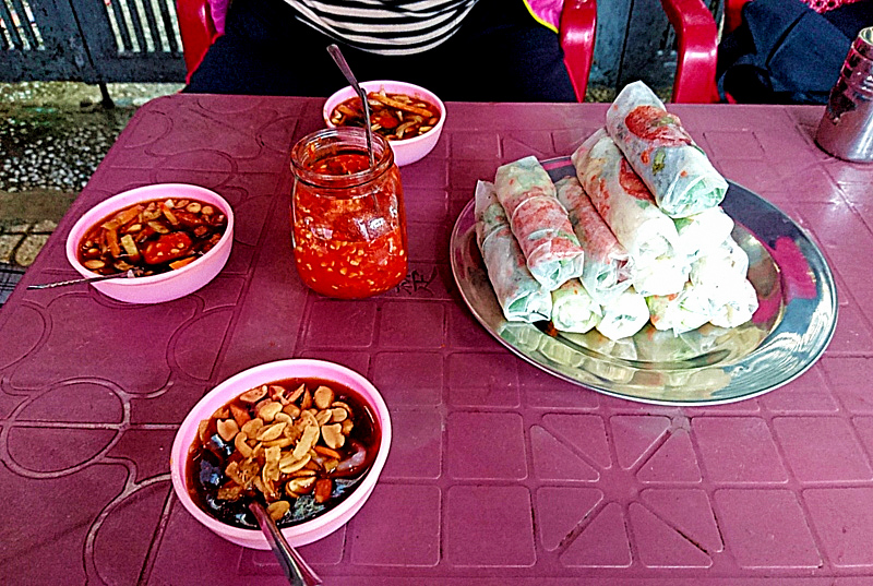 Vietnamese rolls to dip in a sauce with peanuts