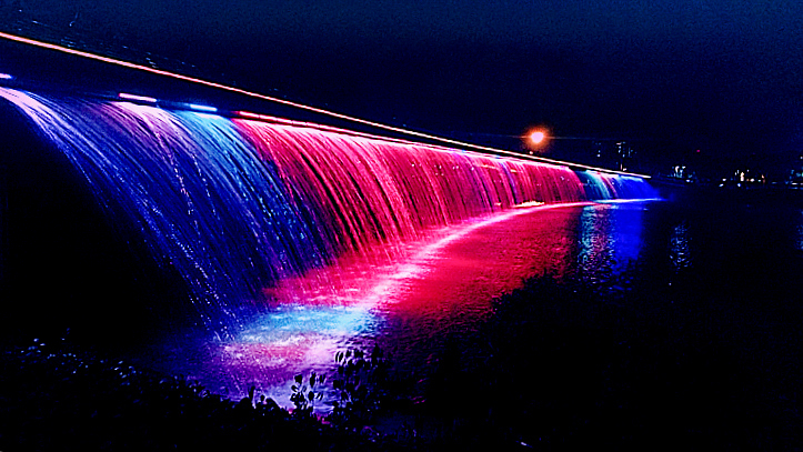 Multicolored water jet bridge