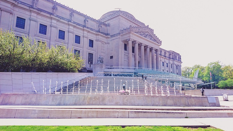 The Brooklyn Museum from the outside with fountains