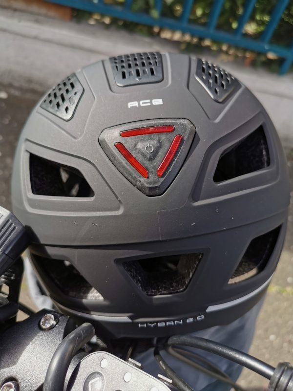 Voyant derrière casque de vélo avec visière