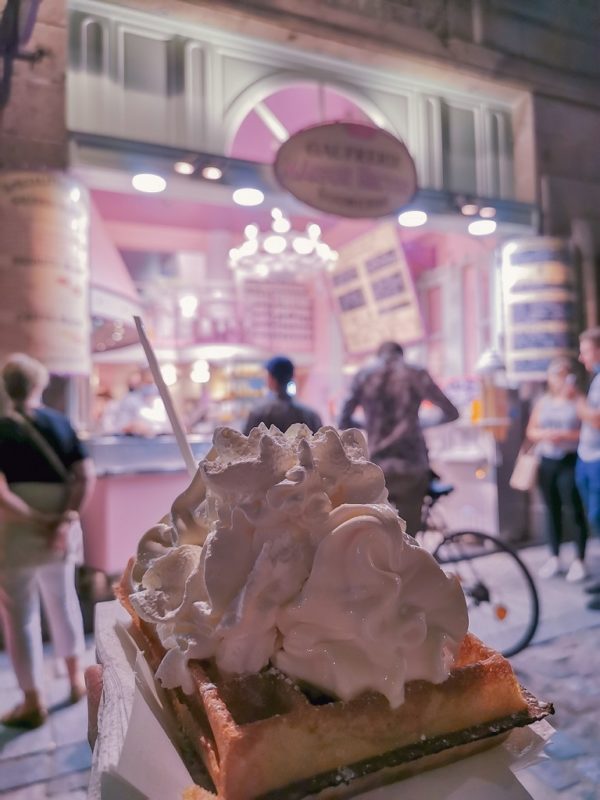 Gaufre 2 boules glace vanille et chantilly