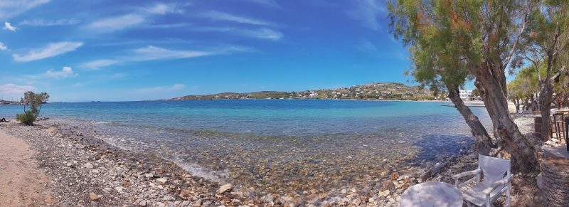 La plage de Livadia en face du restaurant Ephesus