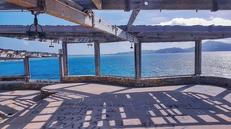 Vue sur la mer depuis un bâtiment abandonné