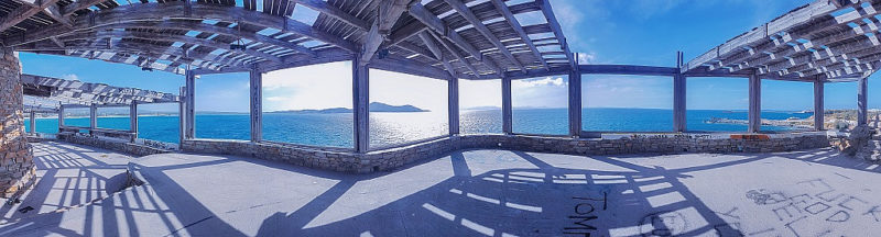 Panorama sur la mer depuis un bâtiment abandonné