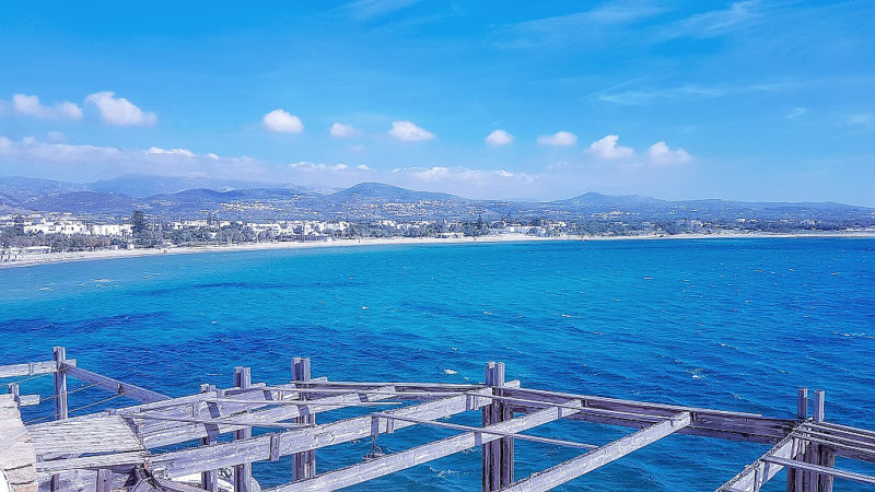 Vue sur la mer depuis le toit d'un bâtiment abandonné