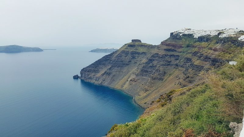 Les falaises de Santorin depuis Fira