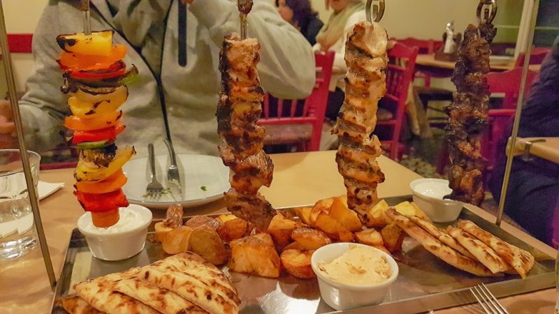 Brochettes au restaurant Kantouni