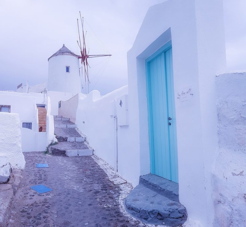 Un moulin et une porte bleue