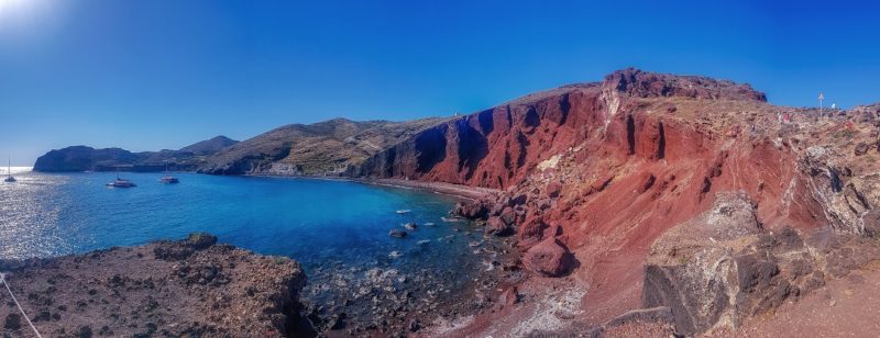 Plage aux roches rouges