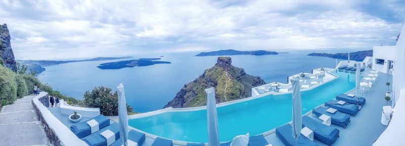 Hôtel avec piscine ayant pour vue le Skaros Rock