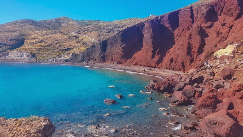 Plage aux roches rouges