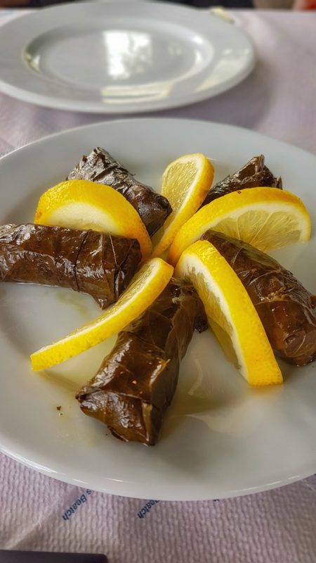 Feuilles de vignes farcies au restaurant Taverna Simos