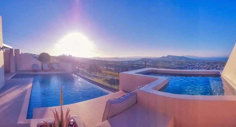 The swimming pool and the jacuzzi