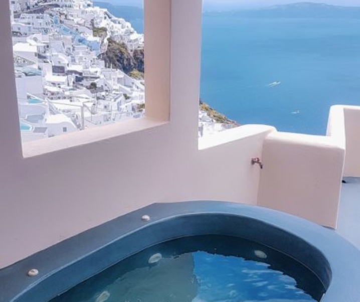 Affordable hotel facing the caldera in Santorini