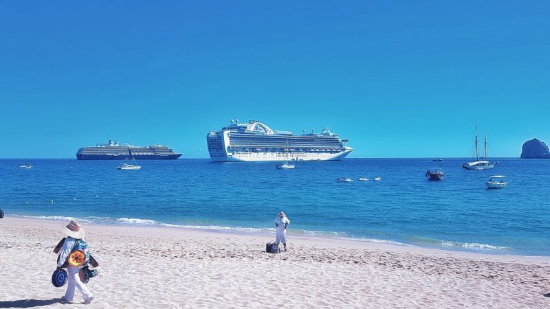 Vue sur des paquebots à la plage